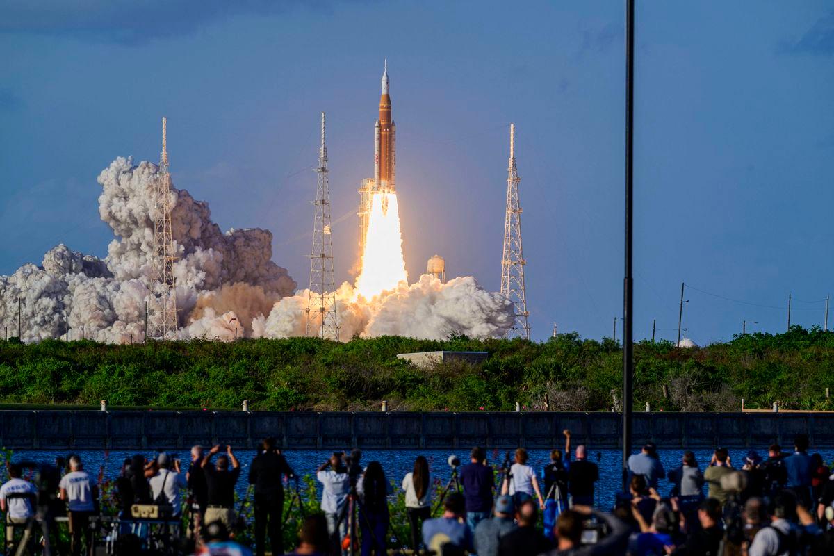 39B) at NASA’s Kennedy Space Center, Florida, on Apr. 1, 2026, at 6:35 p.m. EDT. The Orion spacecraft is on its way to orbit the moon. 01 Apr 2026 Pictured: 39B) at NASA’s Kennedy Space Center, Florida, on Apr. 1, 2026, at 6:35 p.m. EDT. The Orion spacecraft is on its way to orbit the moon. Photo credit: ZUMAPRESS.com / MEGA TheMegaAgency.com sales@mega.global