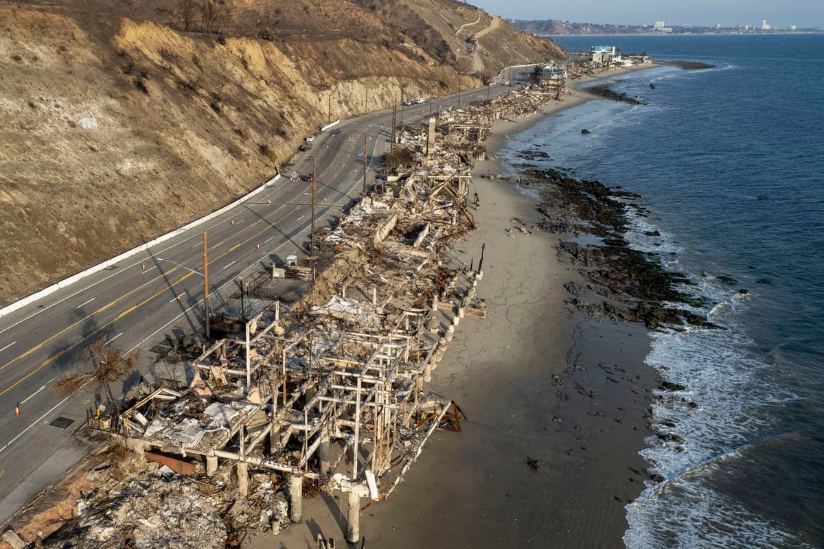 January 31, 2025, Los Angeles, California, United States: A Chase bank building damaged by the Palisades Fire in Pacific Palisades neighborhood of Los Angeles. 31 Jan 2025 Pictured: January 31, 2025, Los Angeles, California, United States: Ariel view of structures along Pacific Coast Highway damaged by the Palisades Fire in Pacific Palisades neighborhood of Los Angeles. Photo credit: ZUMAPRESS.com / MEGA TheMegaAgency.com sales@mega.global